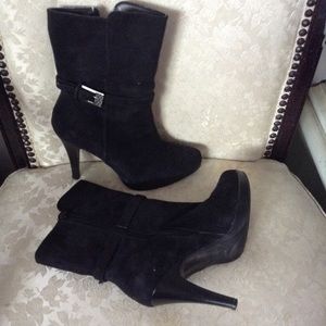 LADY BLACK LEATHER ANKLE BOOTIES 24 is a size 7.5